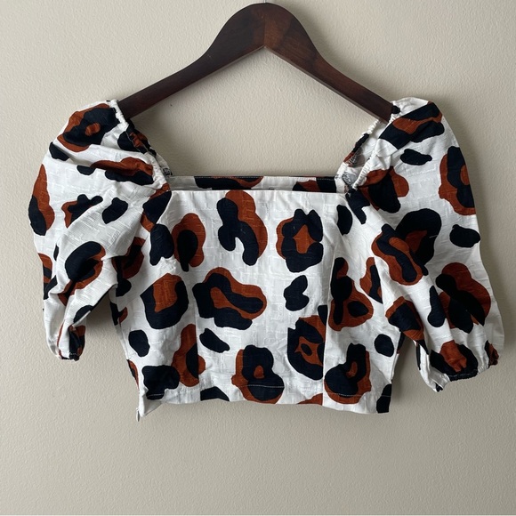 libé workshop Tops - NWT LIBÉ Leopard Print Puff Sleeve Crop Top with Side Zipper